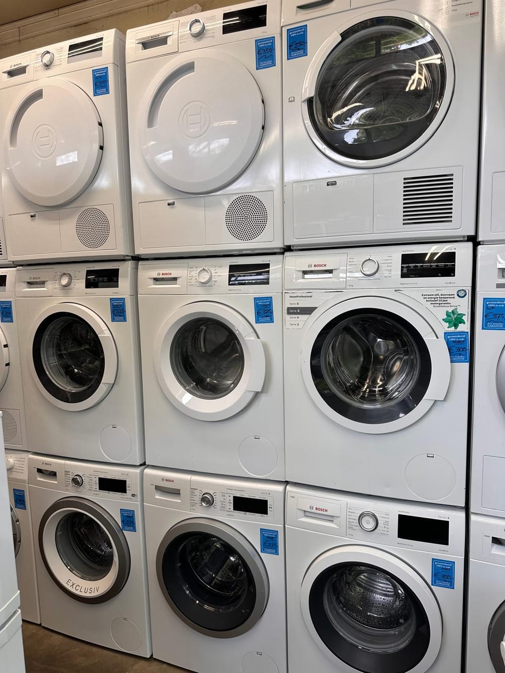 Wasmachines en drogers in de winkel aan de Ceintuurbaan