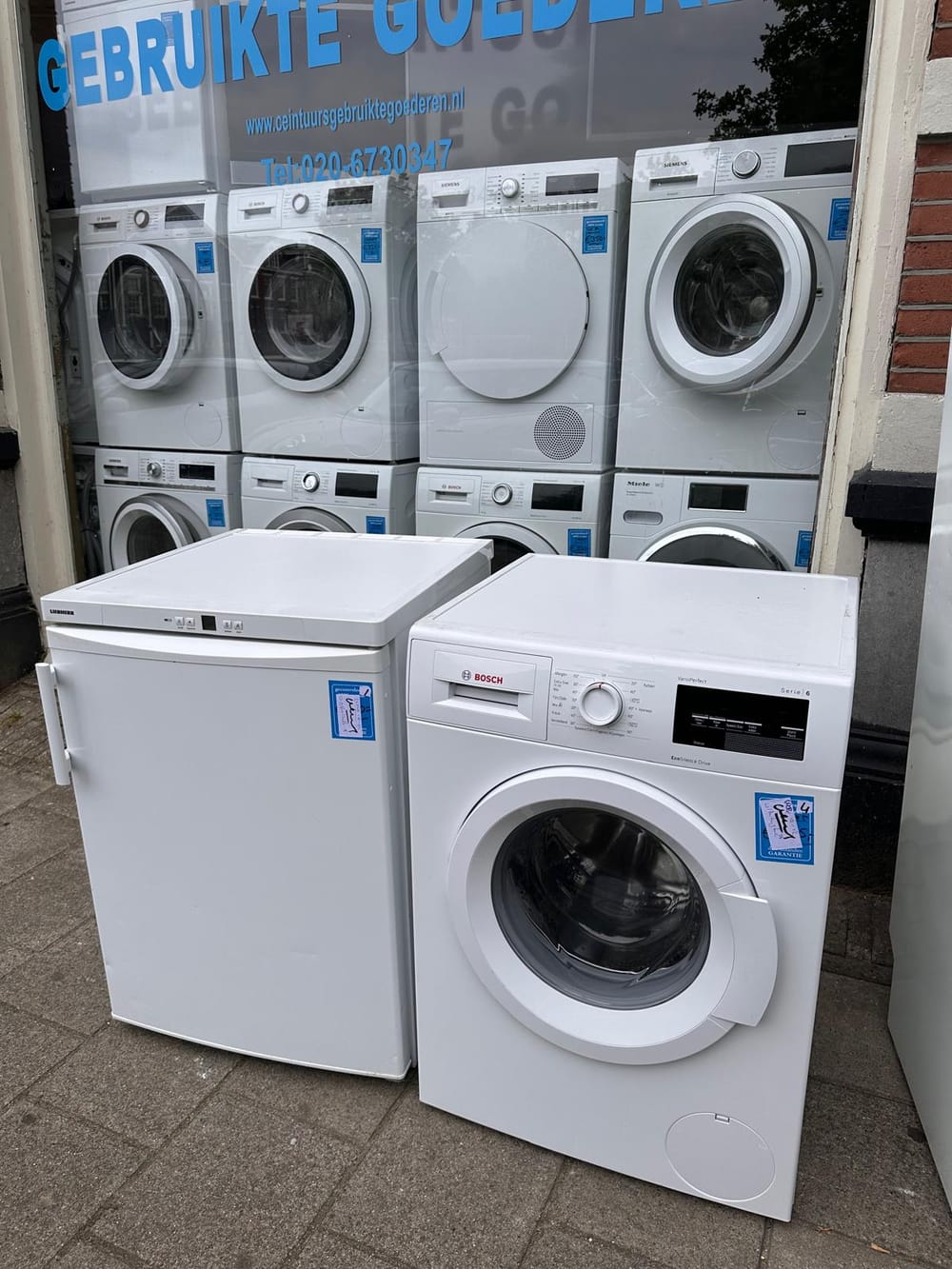 Een wasmachine en een koelkast klaar voor bezorging voor de winkel aan de Ceintuurbaan