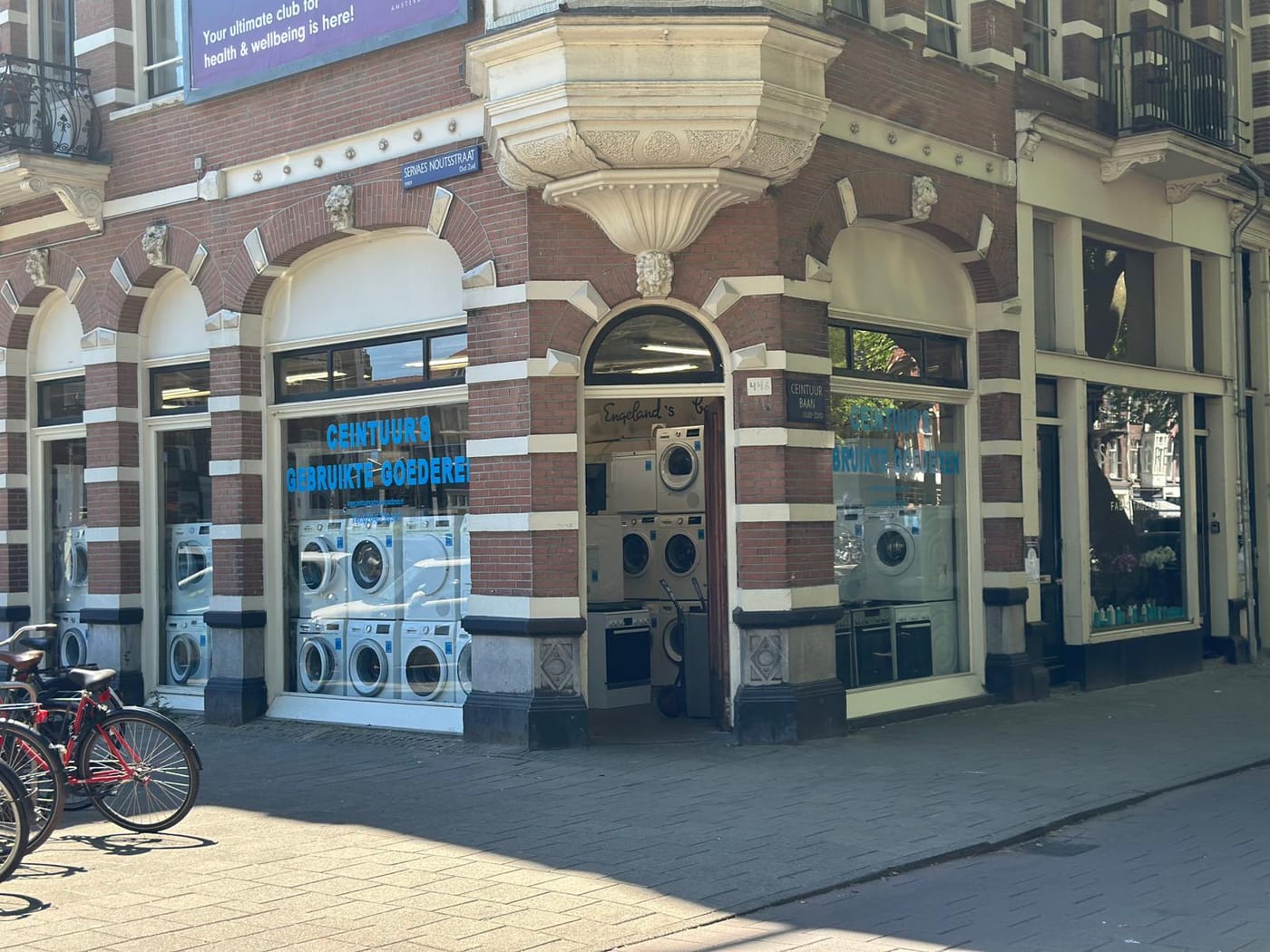De hoekwinkel van Ceintuur’s Gebruikte Goederen aan de Ceintuurbaan in Amsterdam