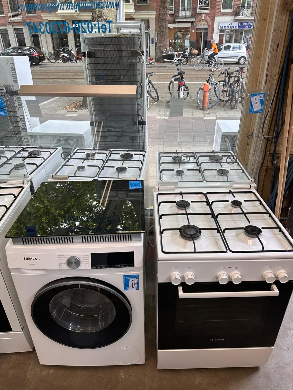 Nieuwe fornuizen en een wasmachine in de etalage aan de Ceintuurbaan